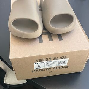 Kids slides Yeezy! Like new